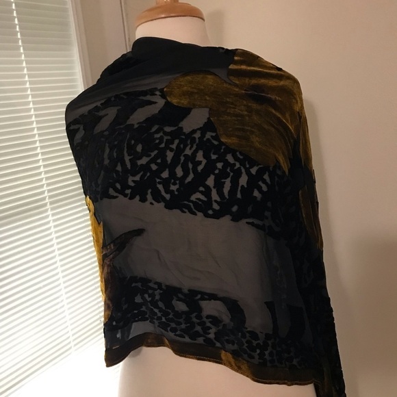 From Nordstrom wraps scarf made in Italy 25×64. Blackgold. print flower - Picture 4 of 5
